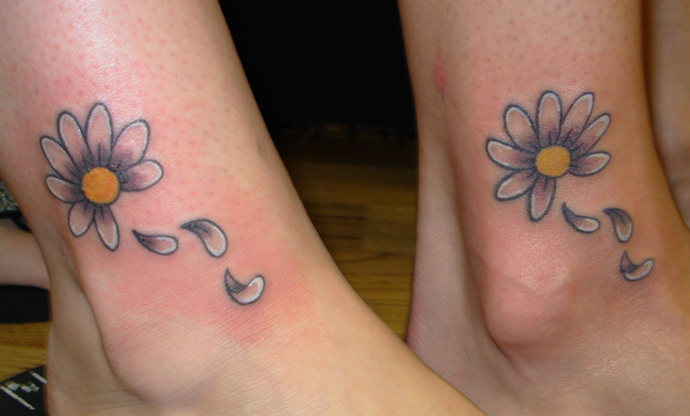 Realistic Black Daisy Flowers Tattoo On Foot For Girls | Tatuajes del pie  para mujeres, Tatuaje de pie, Fotos de tatuajes